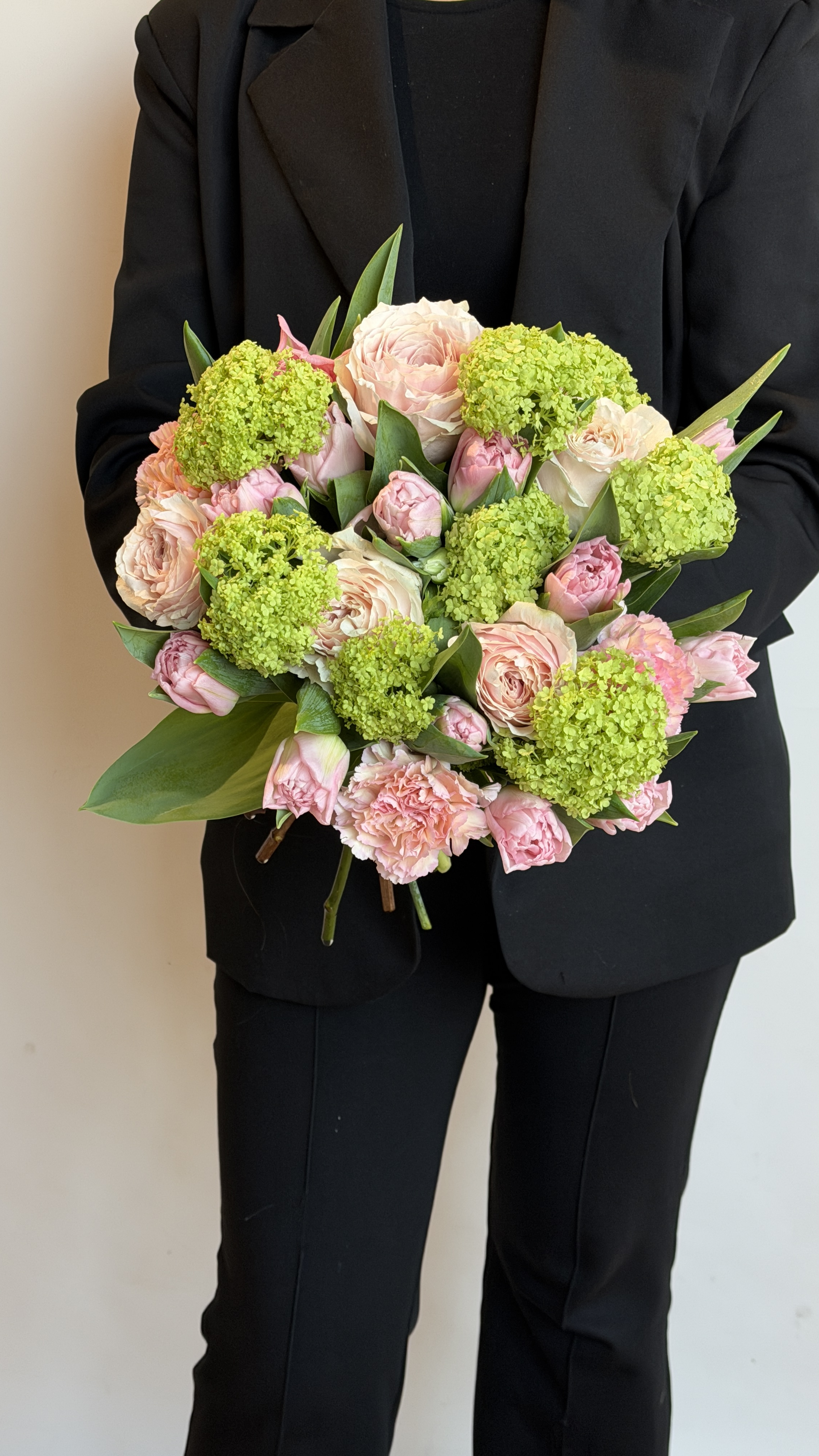 Букет з персикових троянд, вібурнум та рожевих гвоздик