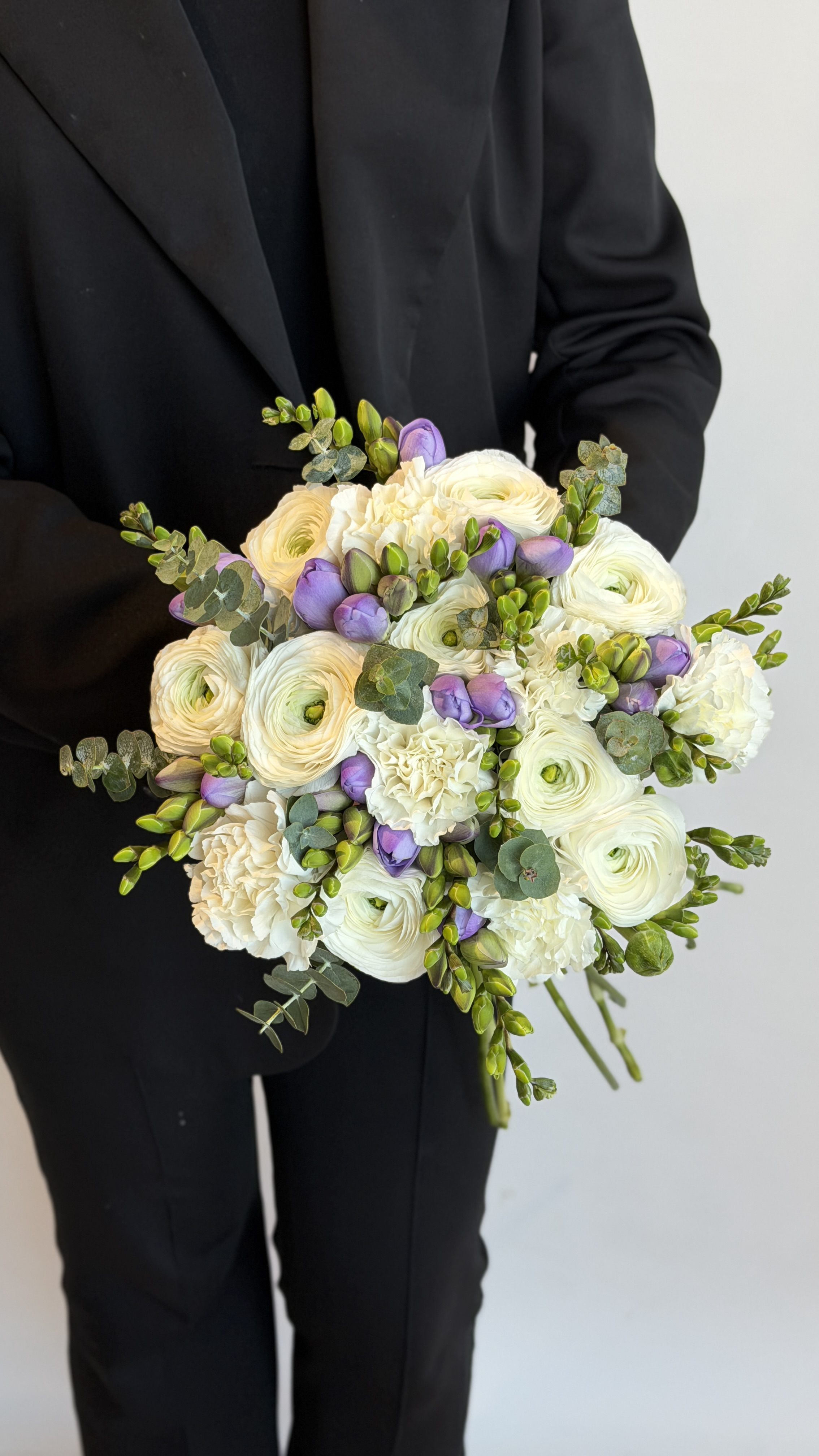 Букет з білих ранункулюсів, білих гвоздик та бузкової фрезії