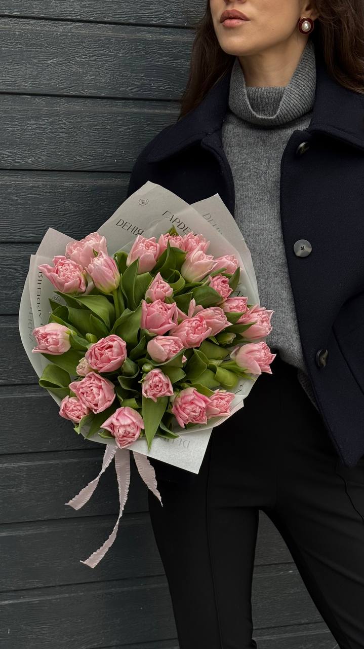 Букет з рожевих півонієподібних тюльпанів у світлому пакуванні
