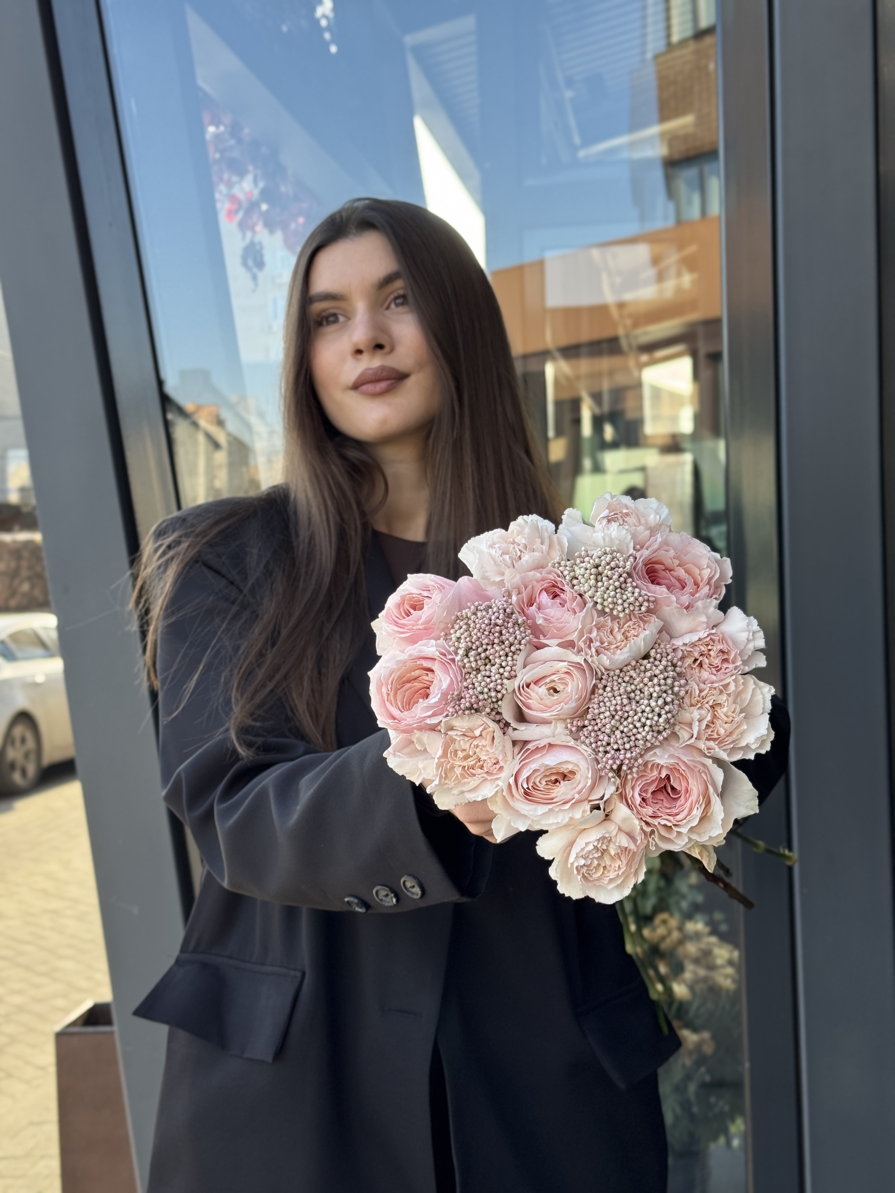 Букет з троянд Wabara Tsumugi, гвоздик Bridal Damascus та озатамусу