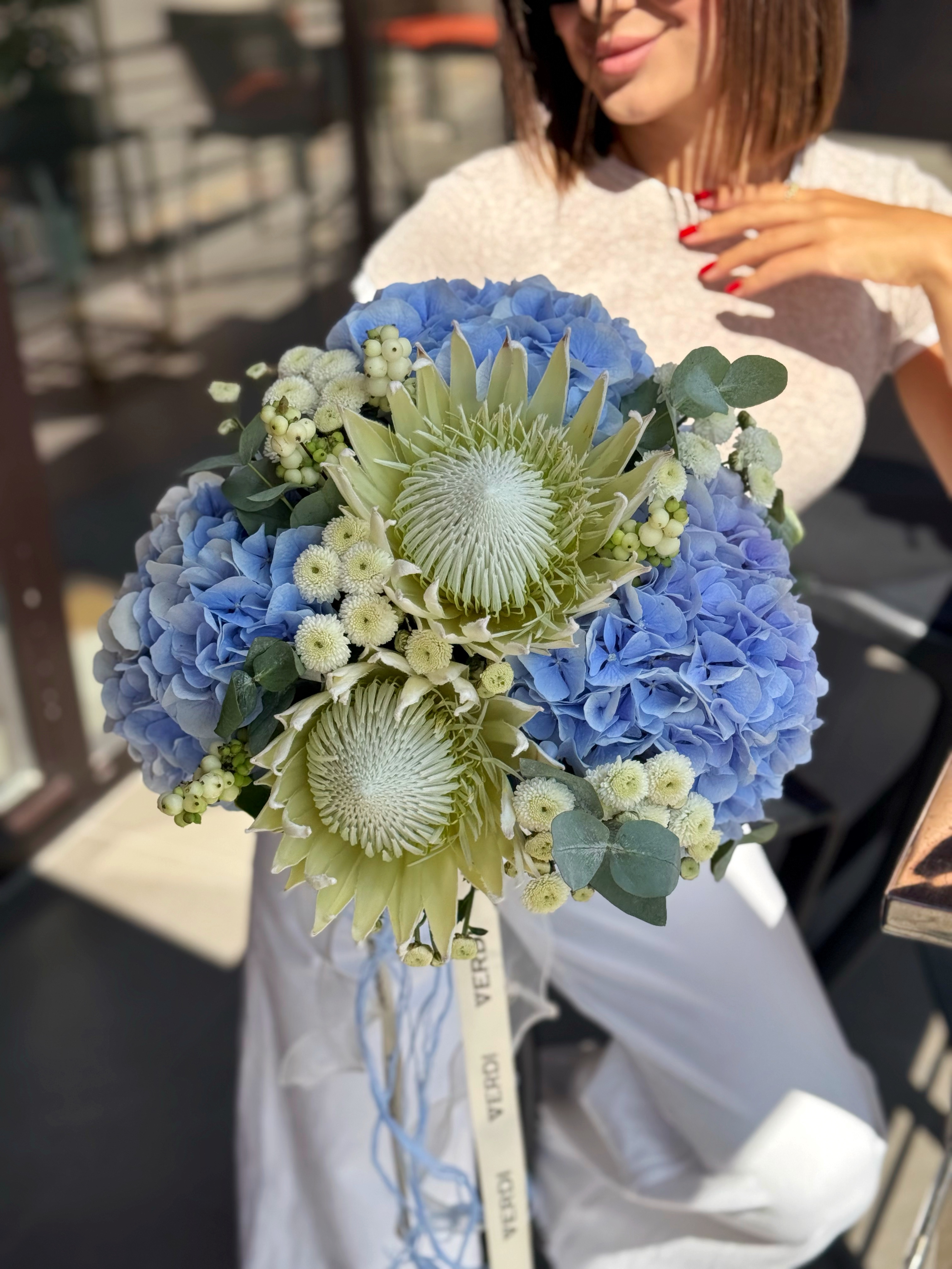 Букет з гортензій, нютона та протеї 