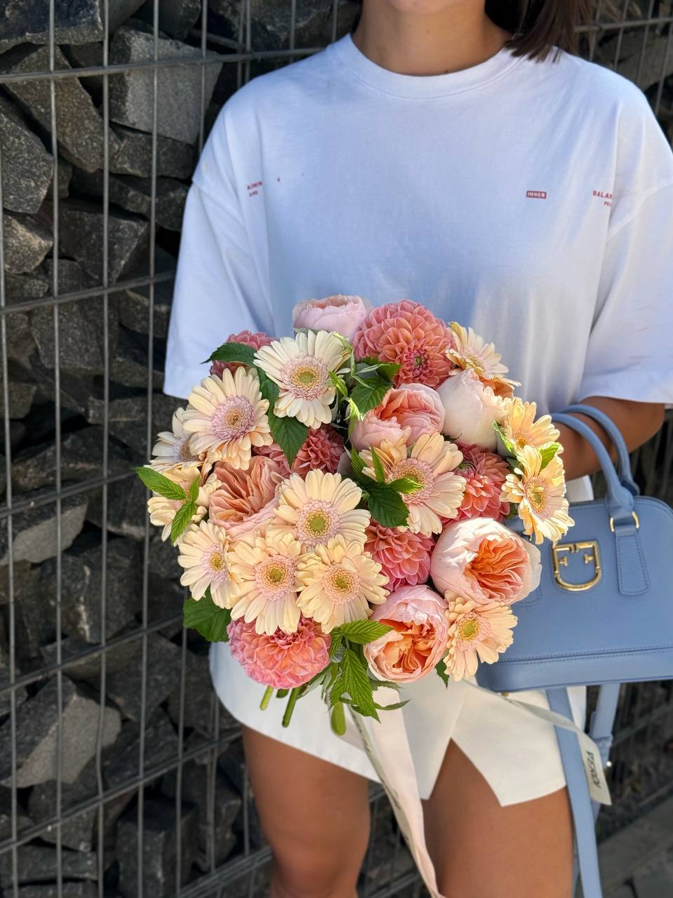 Букет з троянд, гербер, жоржин та малини 