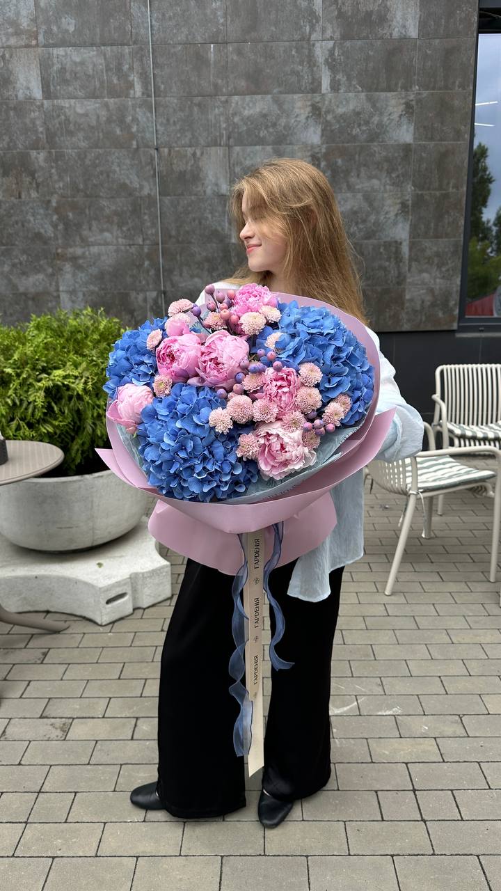 Букет з гортензій, півоній, та сантіні