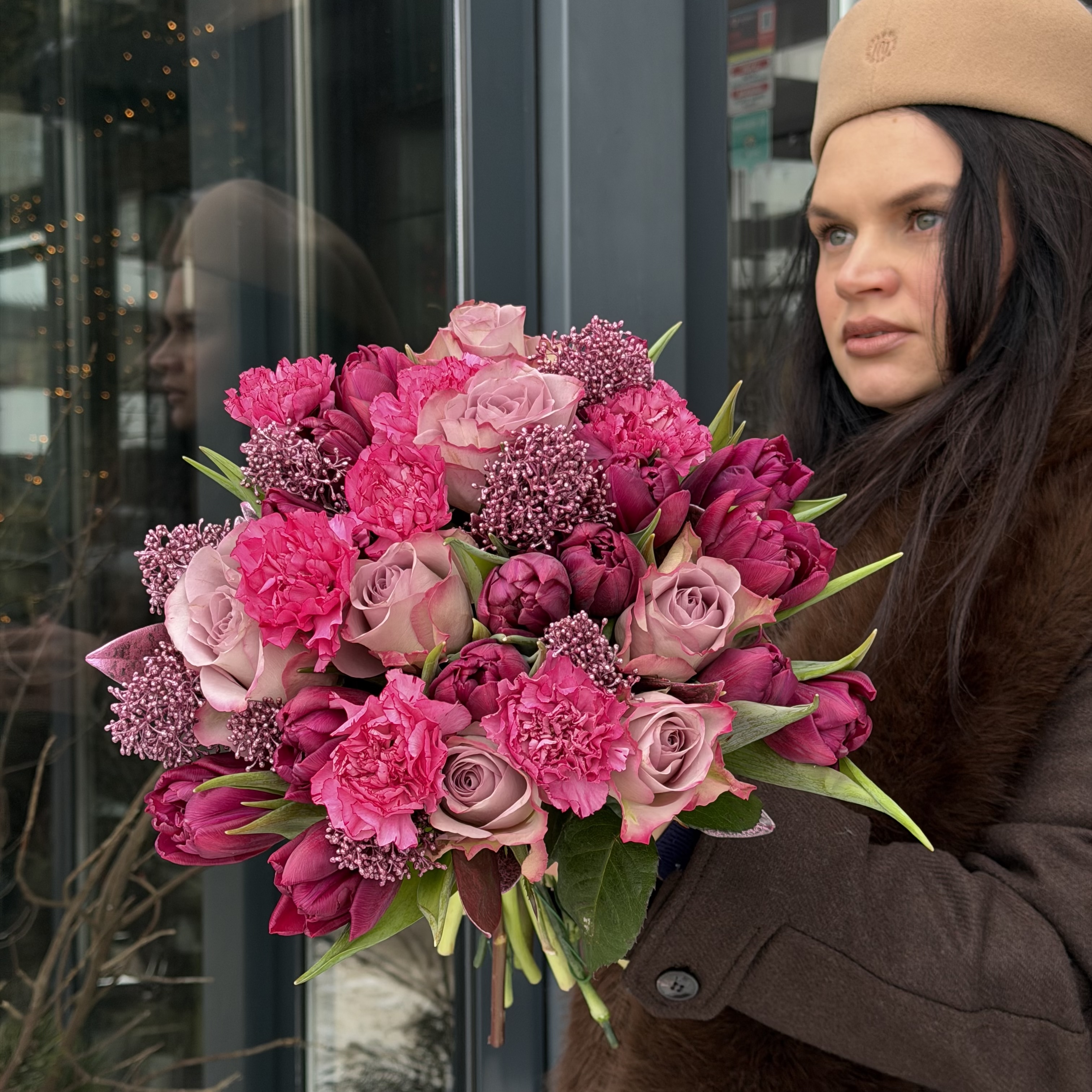 Букет з рожевих троянд, тюльпанів та гвоздик зі скімією