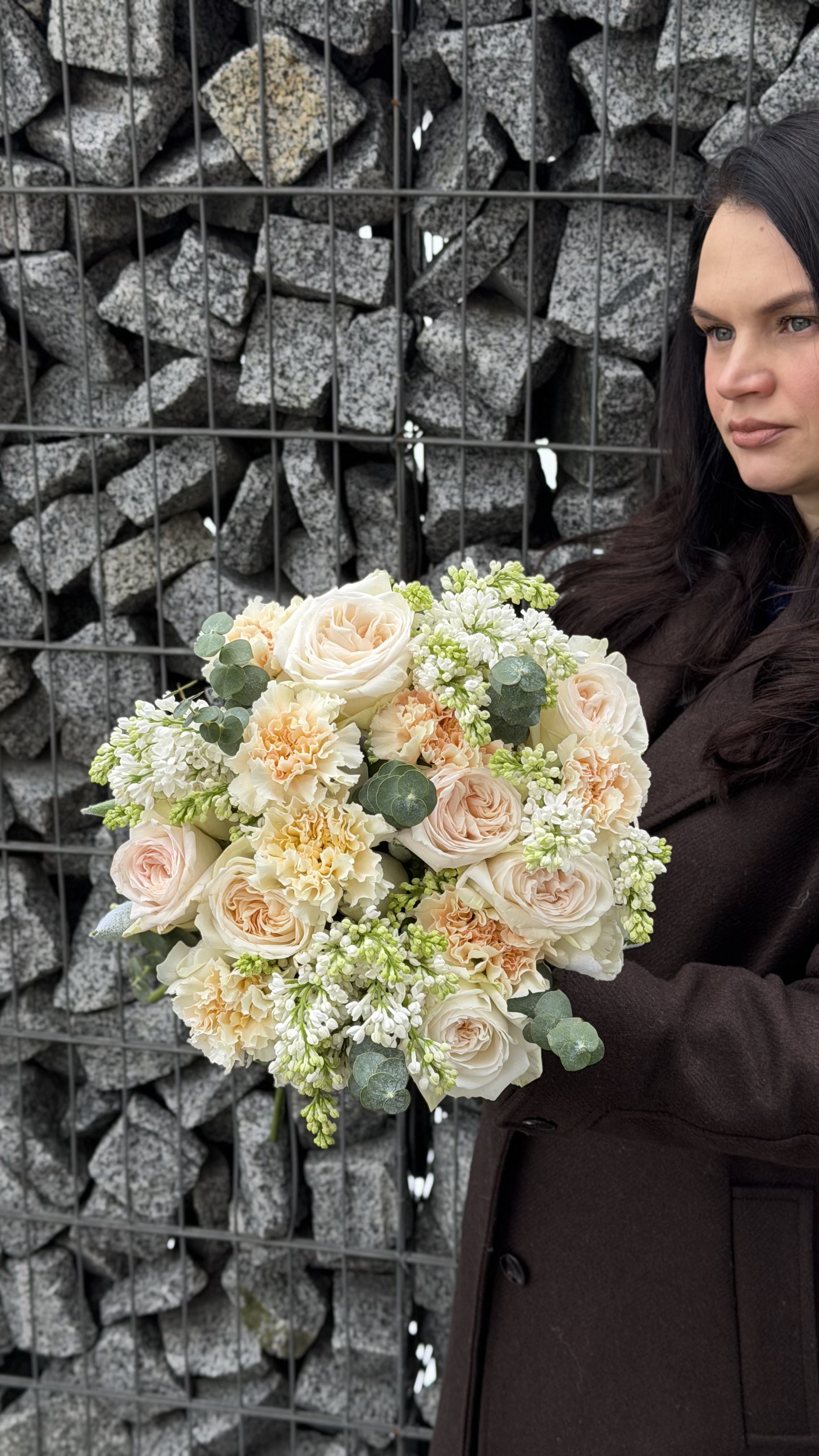 Букет з піоноподібних троянд, гвоздик та білого бузку з евкаліптом