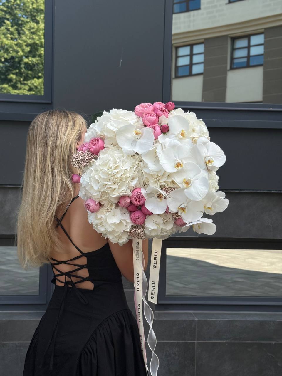 Букет з гортензій, троянд, орхідей та озамантусу