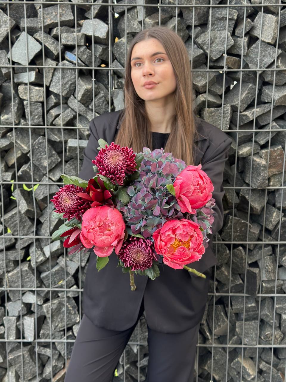 Букет з гортензій Pimpernel, півоній Coral Charm, гвоздик Passion Minami, хризантем Bigoudi Purple та левкодендрону 