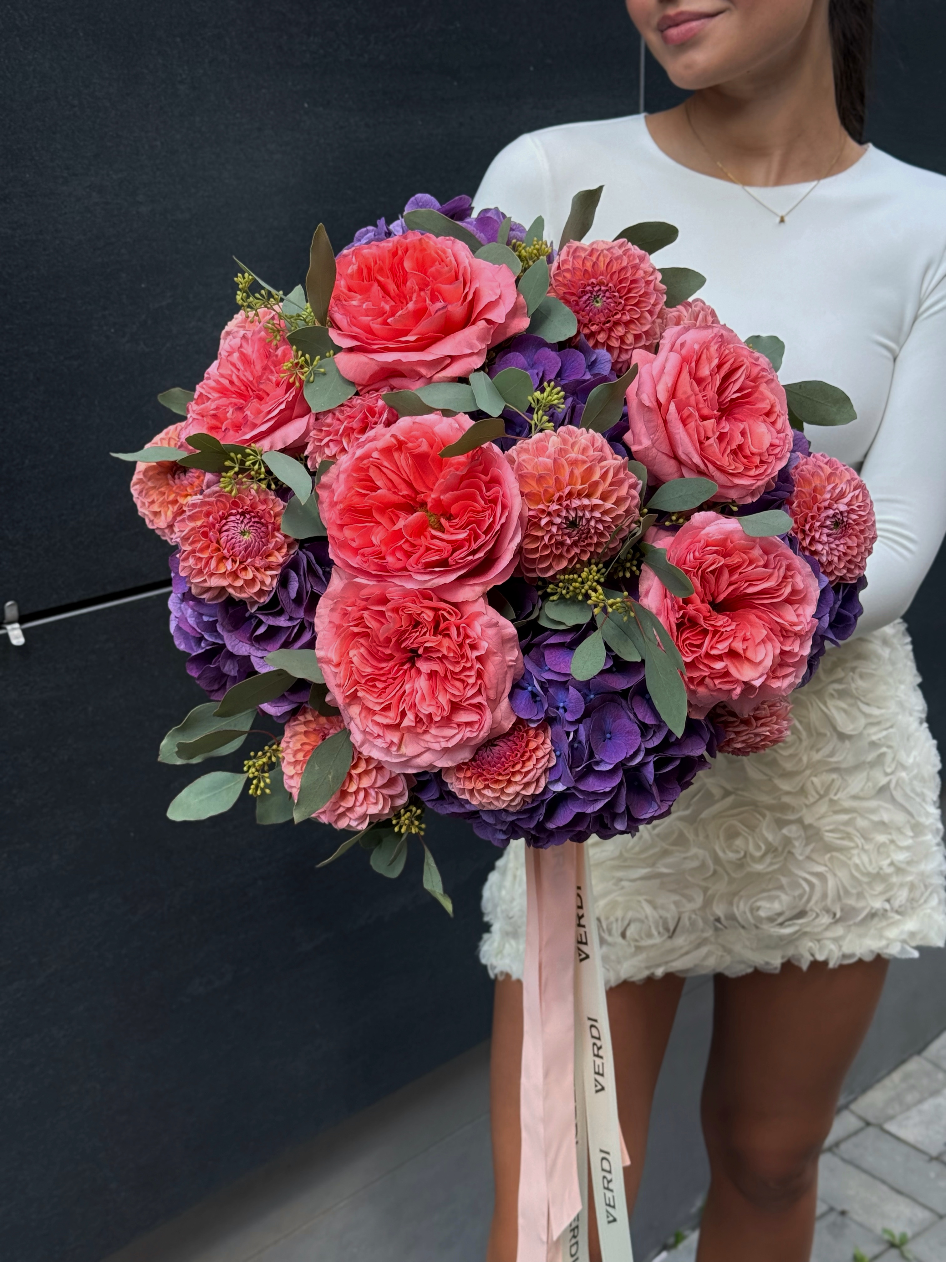 Букет з гортензій, жоржин, троянд та евкаліпту 