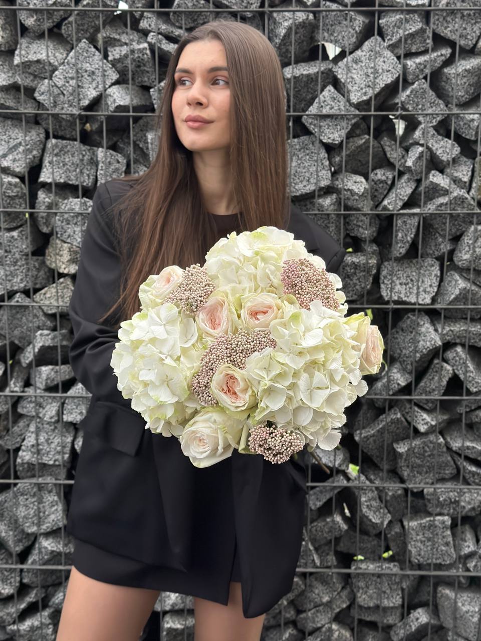 Букет з гортензії Verena White, троянд White O`Hara та озатамуса