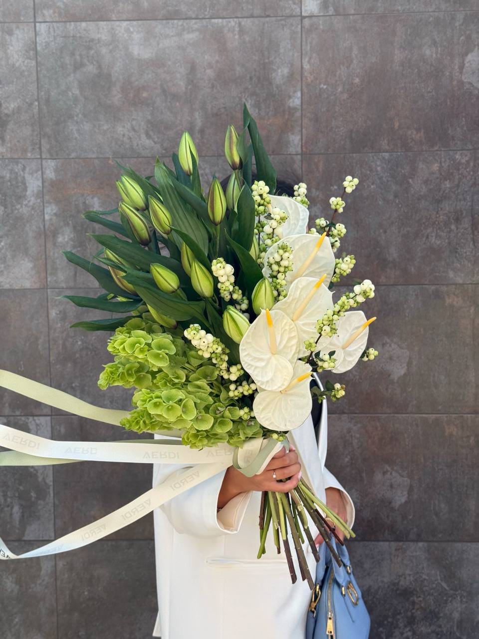 Букет з лілій, молюцели, антуріума та снігурів