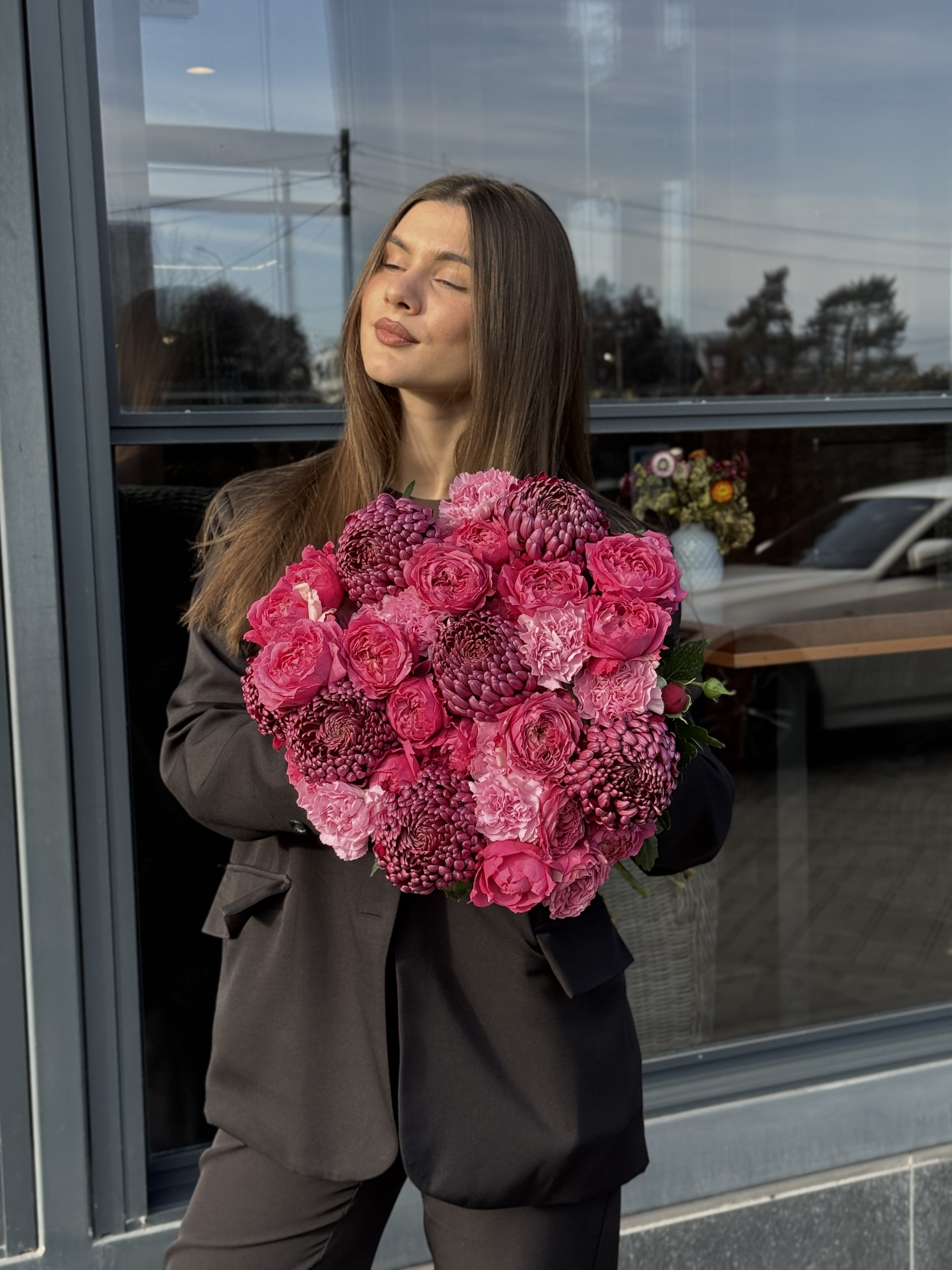 Букет з троянд Julietta Cerise, хризантеми Bigoudi Purple та гвоздики Clearwater