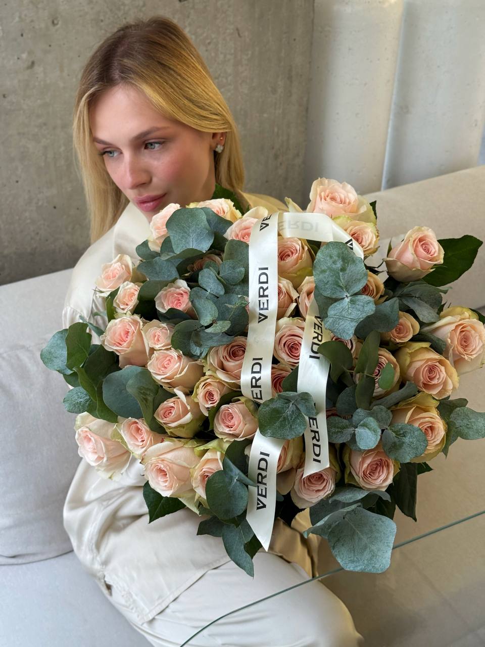 Букет з троянд та евкаліпту