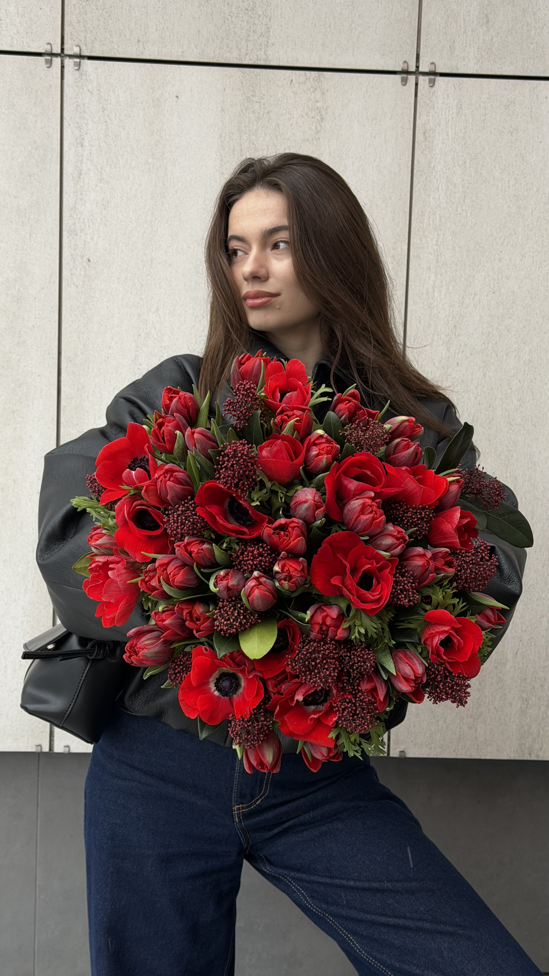 Букет з червоних тюльпанів, анемонів та скімії