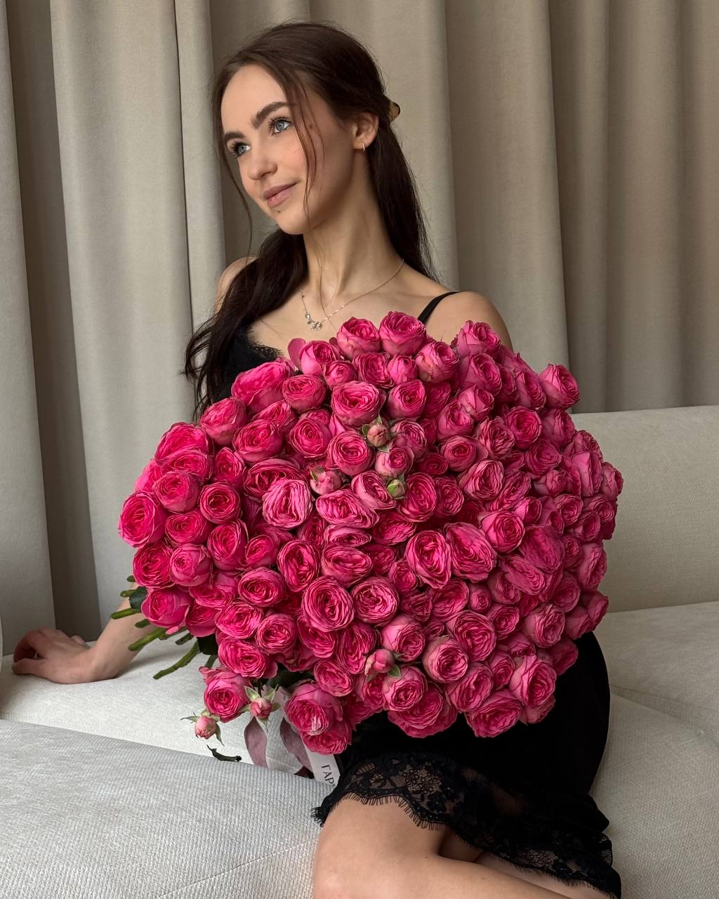 Букет з яскраво-рожевих півонієподібних троянд