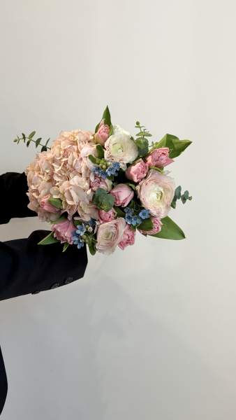 Букет з ніжно-рожевих гортензій, ранункулюсів та оксипеталуму з евкаліптом