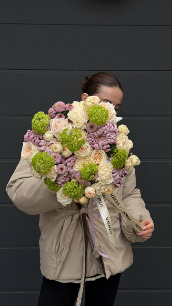 Букет з хризантем Pompon, хризантем Viena Pink, троянд Romy, троянд White O`Hara, гвоздик Golem Champa та вібруму 