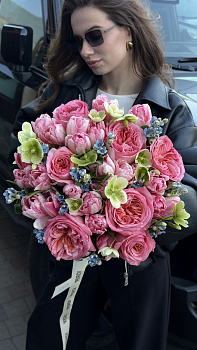 Великий букет з рожевих піоноподібних троянд, тюльпанів та хелеборуса