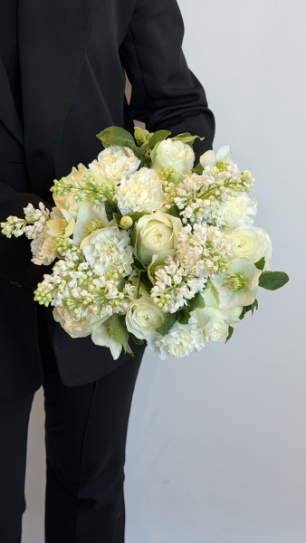 Букет з білого бузку, троянд та гвоздик зі стрічкою