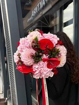 Букет з гортензій, антуріума та жоржин 