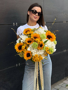 Букет з гортензій, соняхів, гвоздик та сантіні