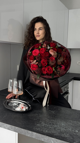 Букет з червоних півонієподібних троянд та евкаліпту в бордовому пакуванні