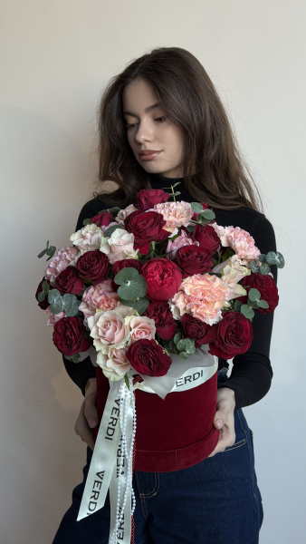 Коробка з червоних та персикових троянд з евкаліптом