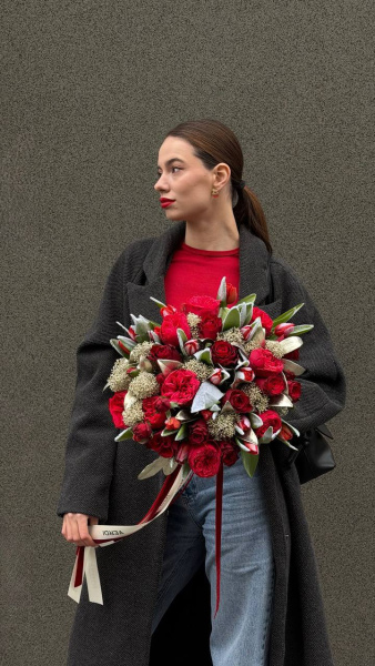 Букет з троянд Red Piano, троянд Rodos, засніжених тюльпанів та скімії