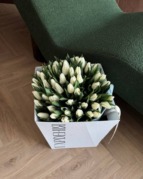 Коробка з білих тюльпанів у фірмовому стилі