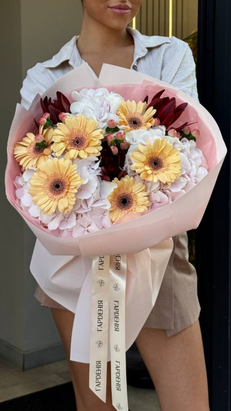 Букет з гортензій, гербер, хіперікуму та левкодендрону