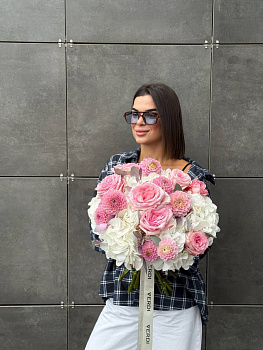 Букет з троянд, гортензій, жоржин та евкаліпту