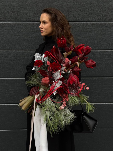 Букет з антуріуму Nero, ялинки Nobilis, амарилісу Double Royalty, гвоздики, скімії, евкаліпту та гілочок сосни