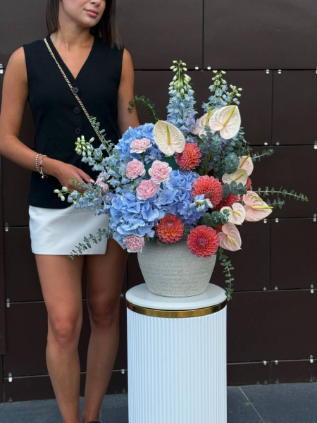 Композиція з гортензій, жоржин, дельфініума, гвоздики, антуріума та евкаліпту 