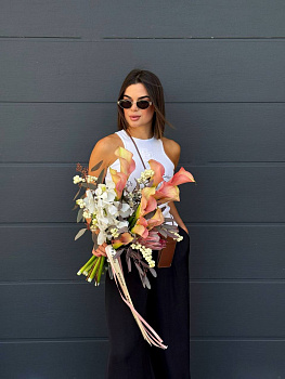 Букет з кал, евкаліпту, снігурів та фаленопсису