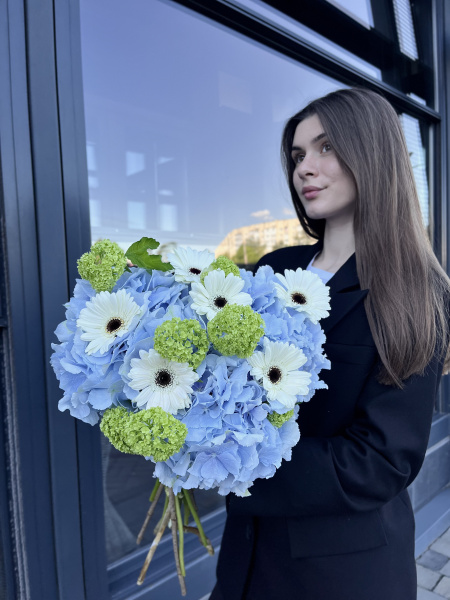 Букет з гортензій Sarena Blue, гербер та вібруму