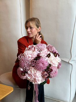 Букет з гортензій, хризантем та троянд