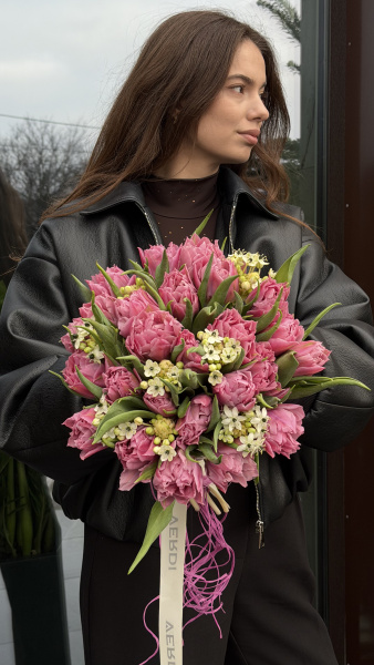 Букет з рожевих півонієподібних тюльпанів та білого орнітогалуму