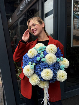 Букет з гортензій, жоржин та сантіні