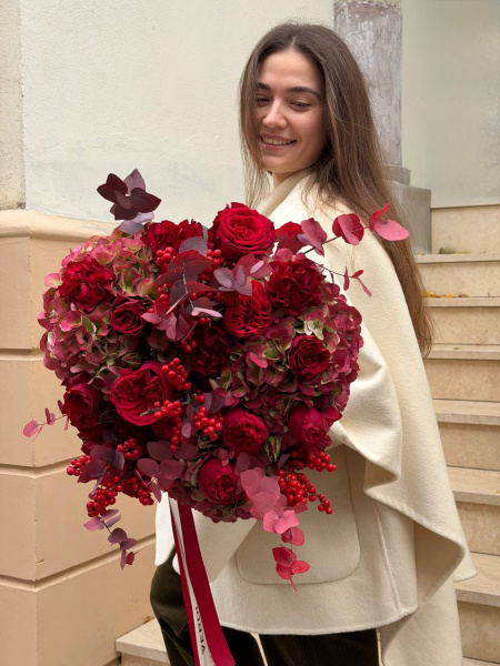 Букет з гортензій Vienna, троянд Rodos, троянд Red Piano, гвоздик Grenadа, ілексу та евкаліпту