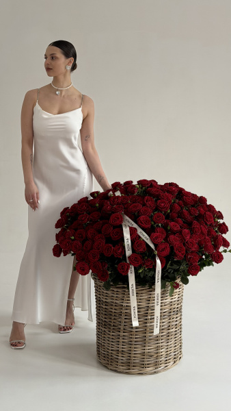 Корзина з червоних кущових троянд