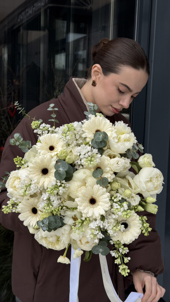 Букет з білих гербер, півоній та евкаліпту зі стрічкою