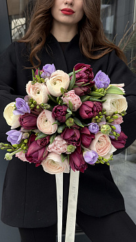 Букет з кремових ранункулюсів, бордових тюльпанів та бузкової фрезії