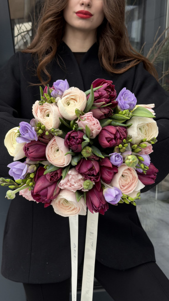 Букет з кремових ранункулюсів, бордових тюльпанів та бузкової фрезії