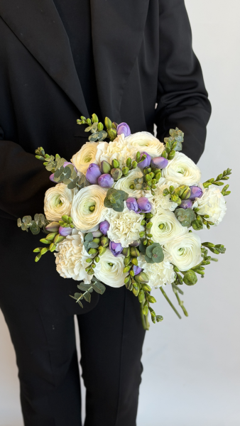 Букет з білих ранункулюсів, білих гвоздик та бузкової фрезії