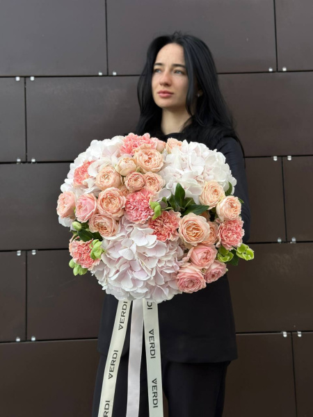 Букет з гортензій, троянд, гвоздик та молюцели