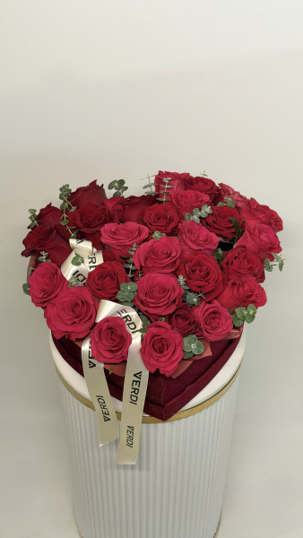 Коробка у формі серця з червоних троянд та евкаліпту