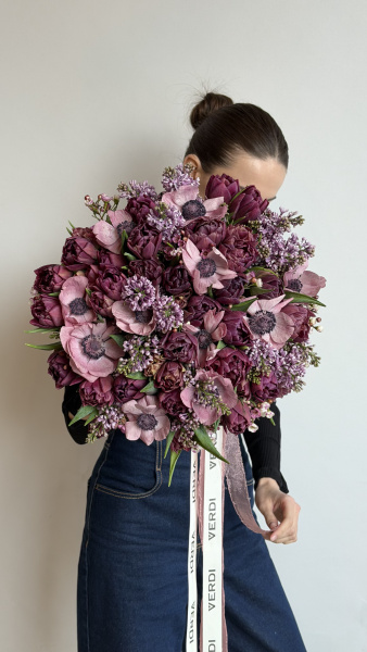 Букет з пурпурових тюльпанів, анемонів та бузку