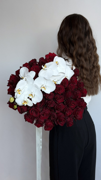 Букет з темно-червоних троянд та білих орхідей фаленопсис