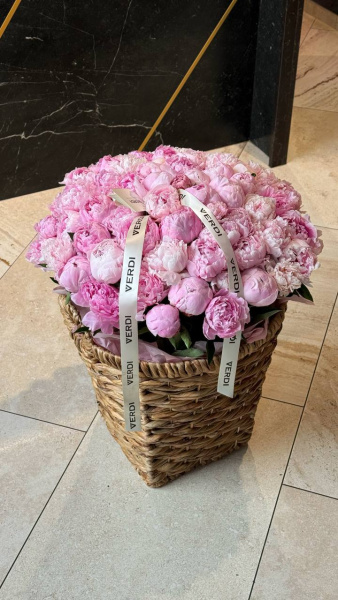 Композиція з півоній 