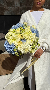 Букет з гортензій, хризантем, троянд та сантіні