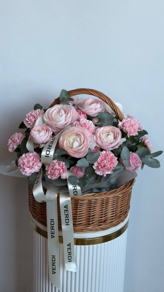 Корзина з рожевих ранункулюсів, гвоздик та евкаліпту